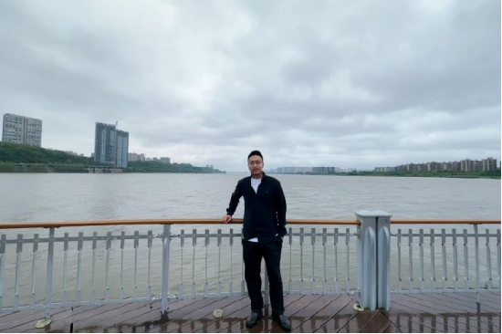 师文俊:2019届毕业生,西安条条广告文化传媒有限公司总经理。周伟健(左三)