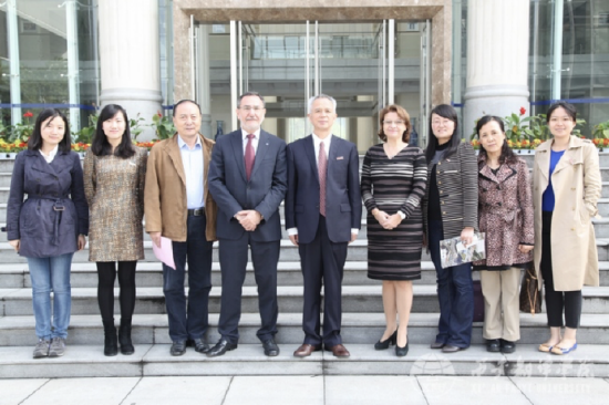 (我校领导及西班牙语专业教师与西班牙海梅一世大学校长合影)
