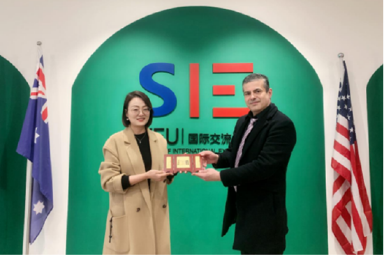 (西班牙格拉纳亚洲事务代表和我校国际交流与合作处处长王明明合影留念)
