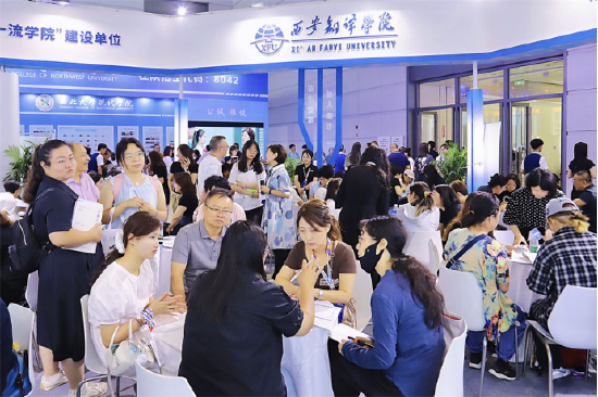 我校展区前来咨询的考生和家长络绎不绝
