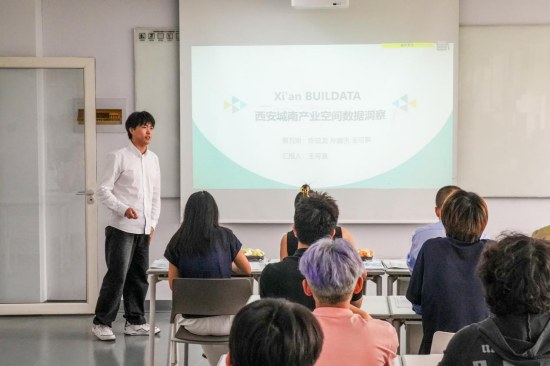 在项目结项答辩环节,学生们的数据成果受到雇主高度肯定