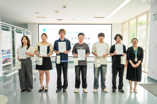 西安欧亚学院教务处处长张娜老师为优秀学生颁发奖状