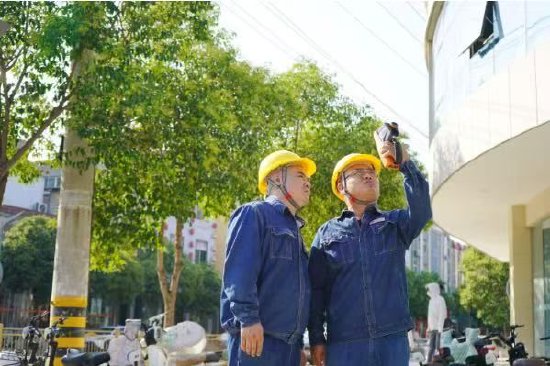 国网陕西电力工作人员对线路进行特巡测温