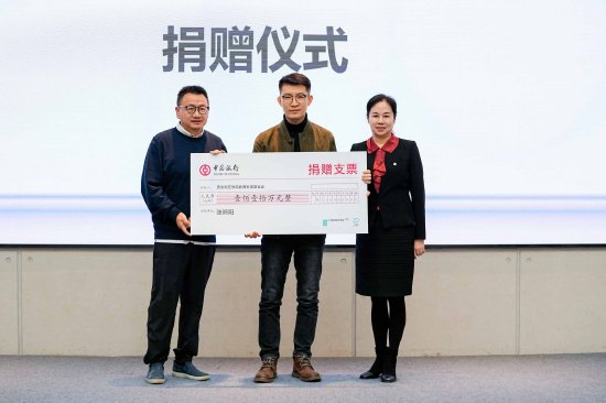 图4 1999级校友张照阳（中）向母校捐赠110万元资金