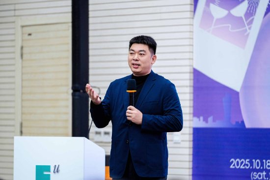 图3 1998级保险专业校友、上海旷富科技有限公司董事兼总经理翟鹏