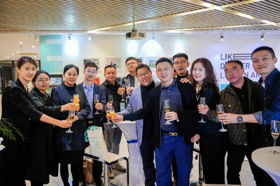 图12 校友们与母校老师碰杯合影