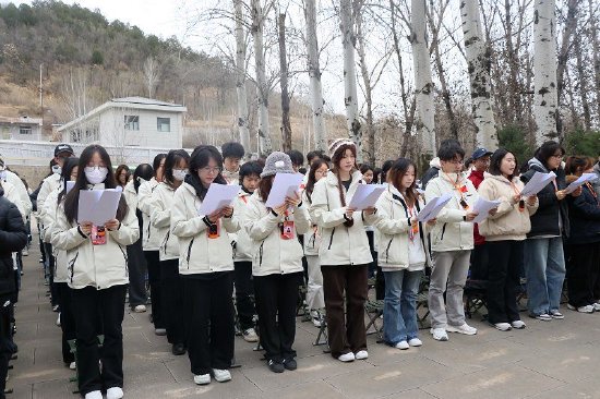 全体师生列队诵读《为人民服务》
