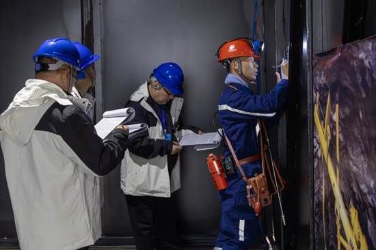 图为选手正在进行井下掘进巷道瓦斯检查模拟叙述演示