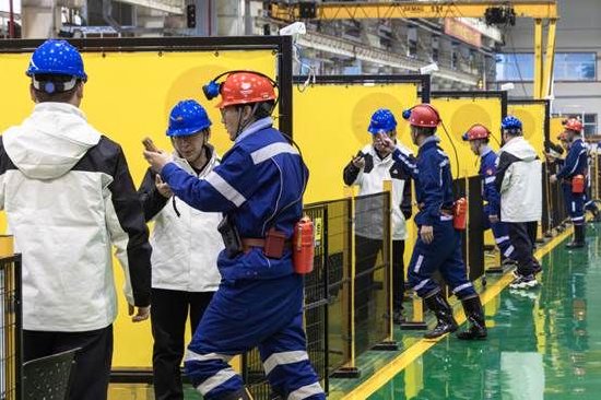 图为参赛选手根据指令进入操作台