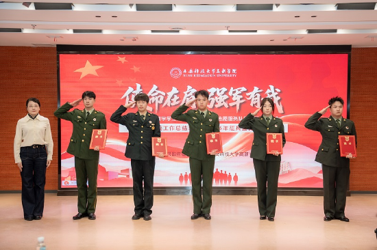 党委学生工作部部长、学生处处长胡纯为学生干部颁发聘书