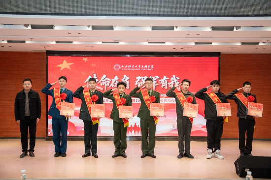 为退役复学学子颁发纪念品