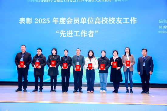 董康康老师上台领奖（左六）