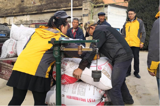 图为米脂县青创联盟电商公司到印斗镇对岔村收购谷子