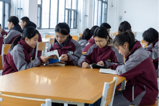 图为学生们在爱心书屋安静地伏案学习