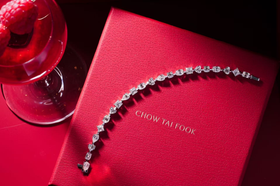 图： 周大福花式切工钻石项链