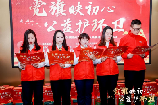 图为活动现场宣读《关爱城市美容师倡议书》