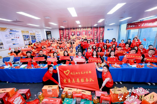 图为瑞众保险T公益成员、环卫工人活动现场合影
