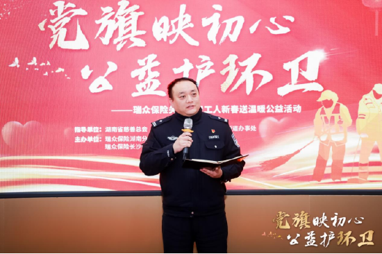 图为活动现场派出所民警开展反诈宣传