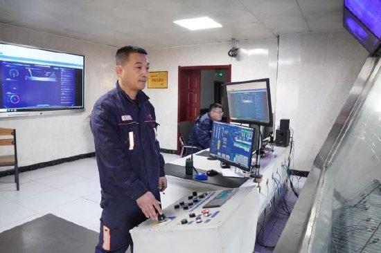 图为哈拉沟选煤厂装车车间许伟紧盯操控台精准装车