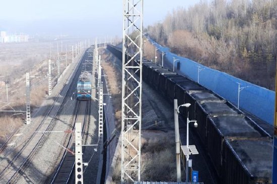 图为神东洗选中心哈拉沟选煤厂装车线