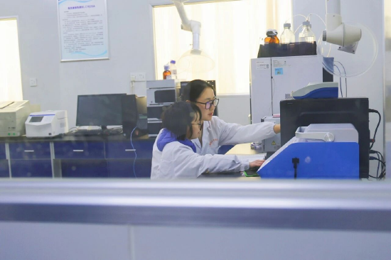 在实验室里与老师交流