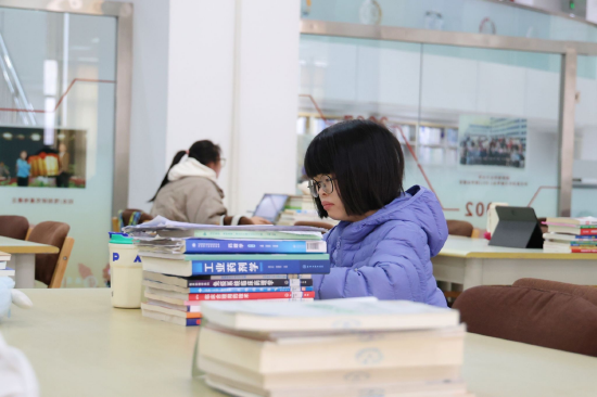 图书馆学习的王渊源