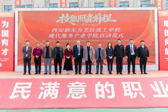 毕小兵校长与企业代表合影