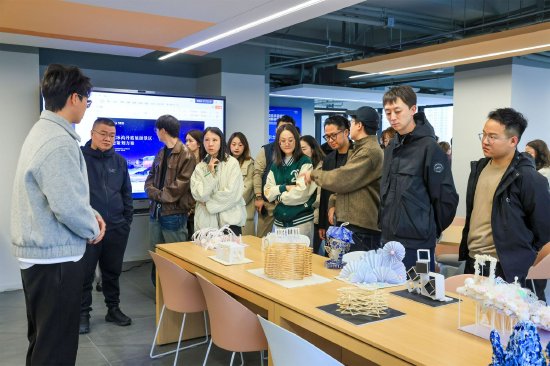 参观春山里工商管理学院触创中心