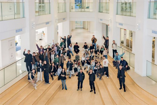 新东方参访团队在北E教学楼大厅合影