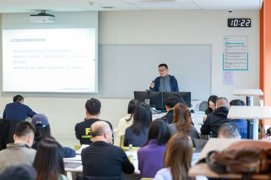 西安欧亚学院创办人、董事长胡建波作分享