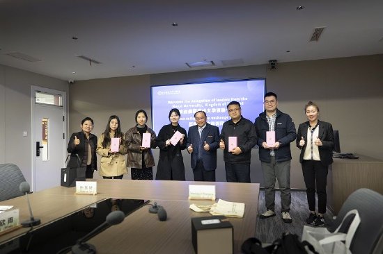 双方签署《西安科技大学高新学院与泰国梅州大学合作备忘录》并互赠礼品