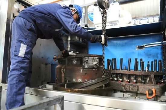 图文维修工配合将设备放置在清洗仓内