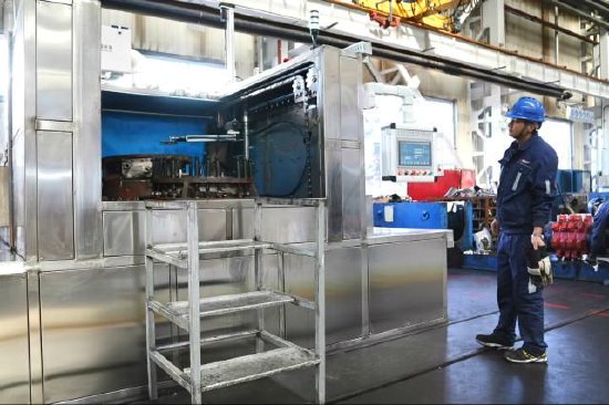 图为岗位工操作设定设备清洗参数