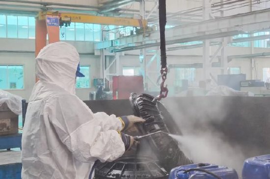 图为人工清洗设备偶合器外盖