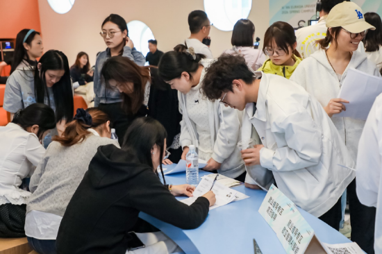 老师们细致帮助学生优化简历、答疑解惑