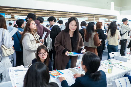 双选会现场气氛热烈