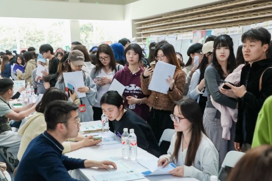 学生们现场面试