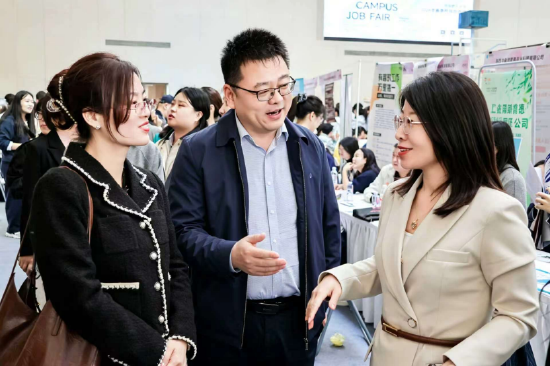 张乐芳副校长与两位政府领导交流