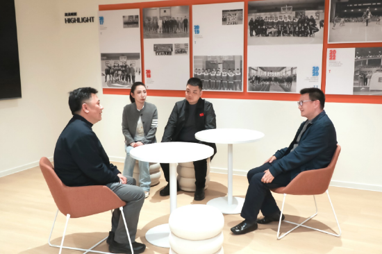 胡建波董事长与企业领导交谈