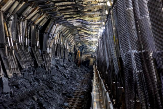 图为大柳塔煤矿综采五队工作面