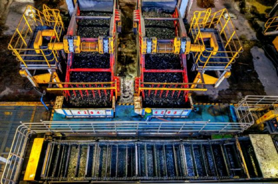 图为选煤厂岗位工巡检设备运行情况