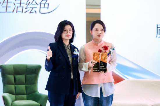 （深圳家具研究开发院副院长、深圳市赛德检测技术有限公司总经理：杨丽娜 女士为慕思集团董事、副总裁盛艳 女士颁发卡丽亚品牌质点奖殊荣）