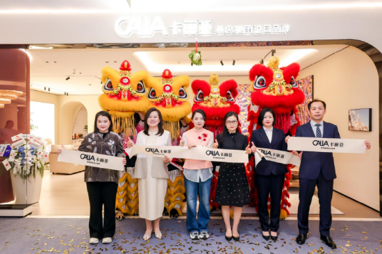 （剪彩仪式嘉宾从左至右分别为：慕思集团沙发事业部市场总监陈琬欣女士、陕西天士通集团董事长、西安卡丽亚总经理潘湘女士、慕思集团董事、副总裁盛艳女士、大明宫实业集团总裁任恋女士、大明宫建材家居钻石店总经理席燕女士、大明宫建材家居钻石店总经理助理袁子群&nbsp;先生）