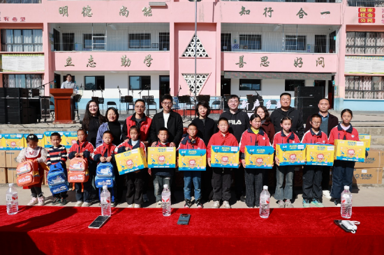 图：施秉县白垛乡中心小学爱心包裹捐赠