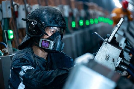　　图为：神东煤炭补连塔煤矿22203工作面，支架检修工万晓航在操作台前校准支架参数。面罩之下，是专注的目光；煤尘之中，是坚守的身影。青年劳动者扎根千米井下，用严谨与细致，为矿井的安全稳定运行筑牢防线，在煤海深处书写奋斗的荣光。（高睿晗摄）