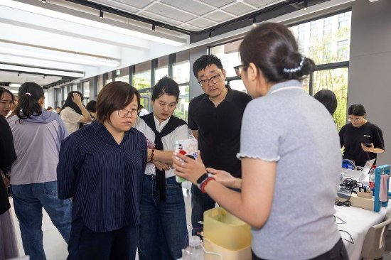 校领导和老师们认真听取学生讲解