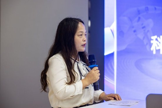 科技与工程学院副院长周燕