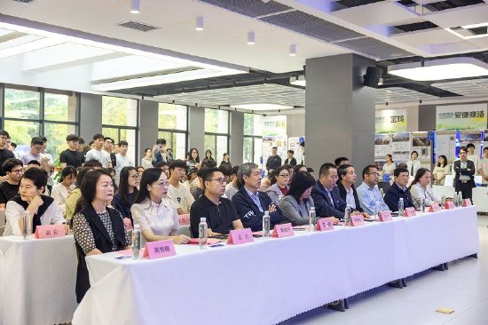 “智汇未来·科启新程”科技与工程学院2026届毕业设计作品展开幕现场