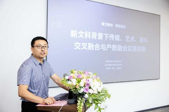 西安科技大学高新学院经济管理与传媒艺术学院常务副院长吴航行