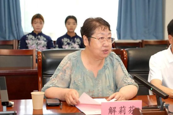 副会长解莉芬宣读“秦商文化传播中心”成立批复